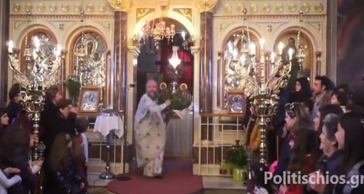 Έκλεψε και πάλι την παράσταση ο ιερέας που σκορπά δαφνόφυλλα !! (video)